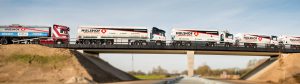 vrachtwagens van Hulshof op een brug
